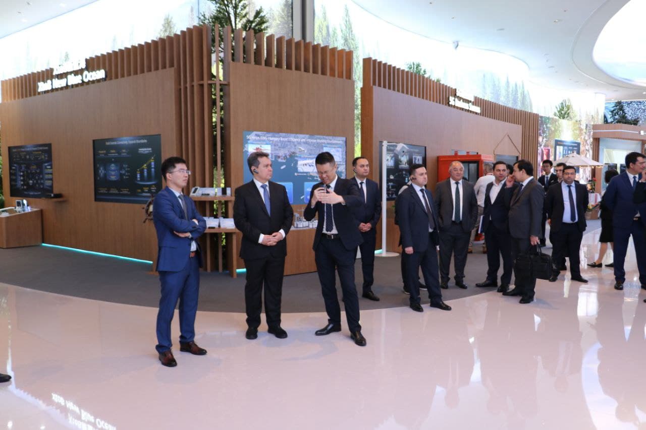 O‘zbekiston Raqamli texnologiyalar vazirligi delegatsiyasi Huawei kompaniyasining bosh qarorgohiga tashrif buyurdi