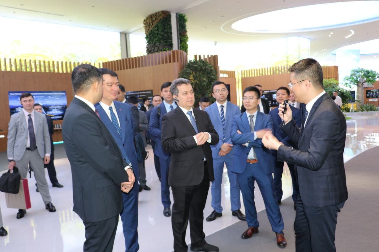 O‘zbekiston Raqamli texnologiyalar vazirligi delegatsiyasi Huawei kompaniyasining bosh qarorgohiga tashrif buyurdi