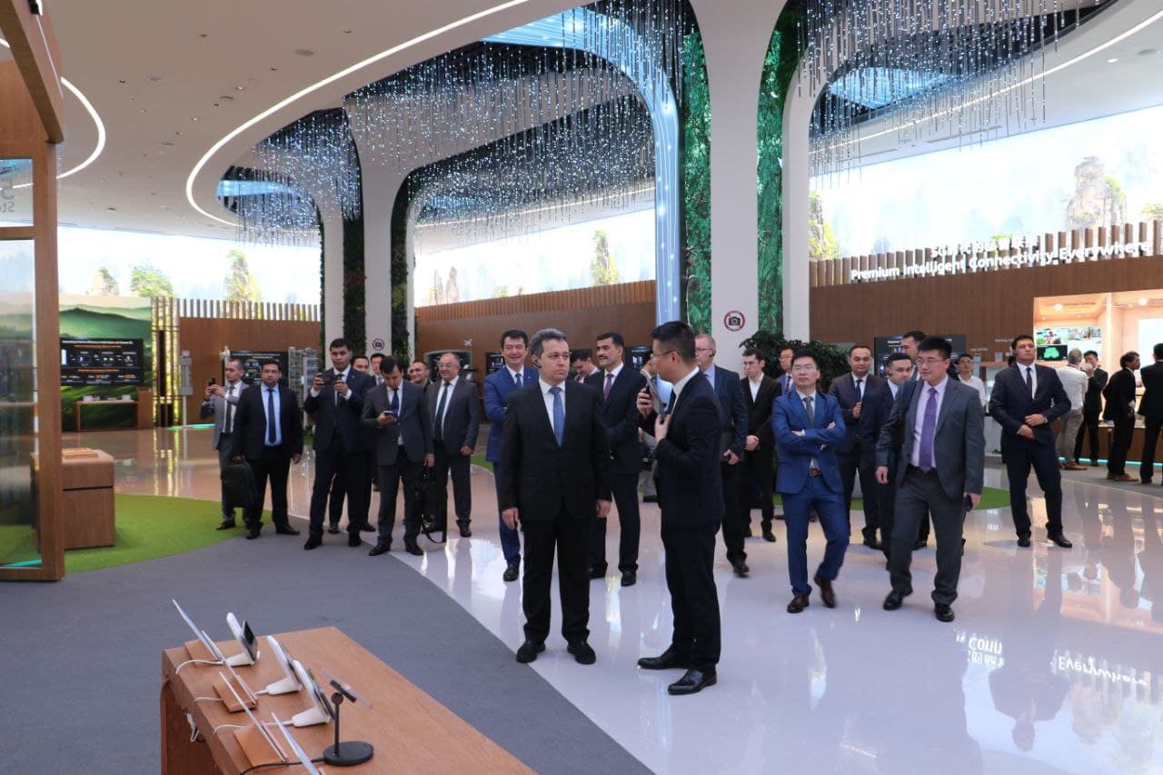 O‘zbekiston Raqamli texnologiyalar vazirligi delegatsiyasi Huawei kompaniyasining bosh qarorgohiga tashrif buyurdi