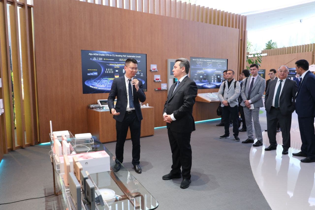 O‘zbekiston Raqamli texnologiyalar vazirligi delegatsiyasi Huawei kompaniyasining bosh qarorgohiga tashrif buyurdi