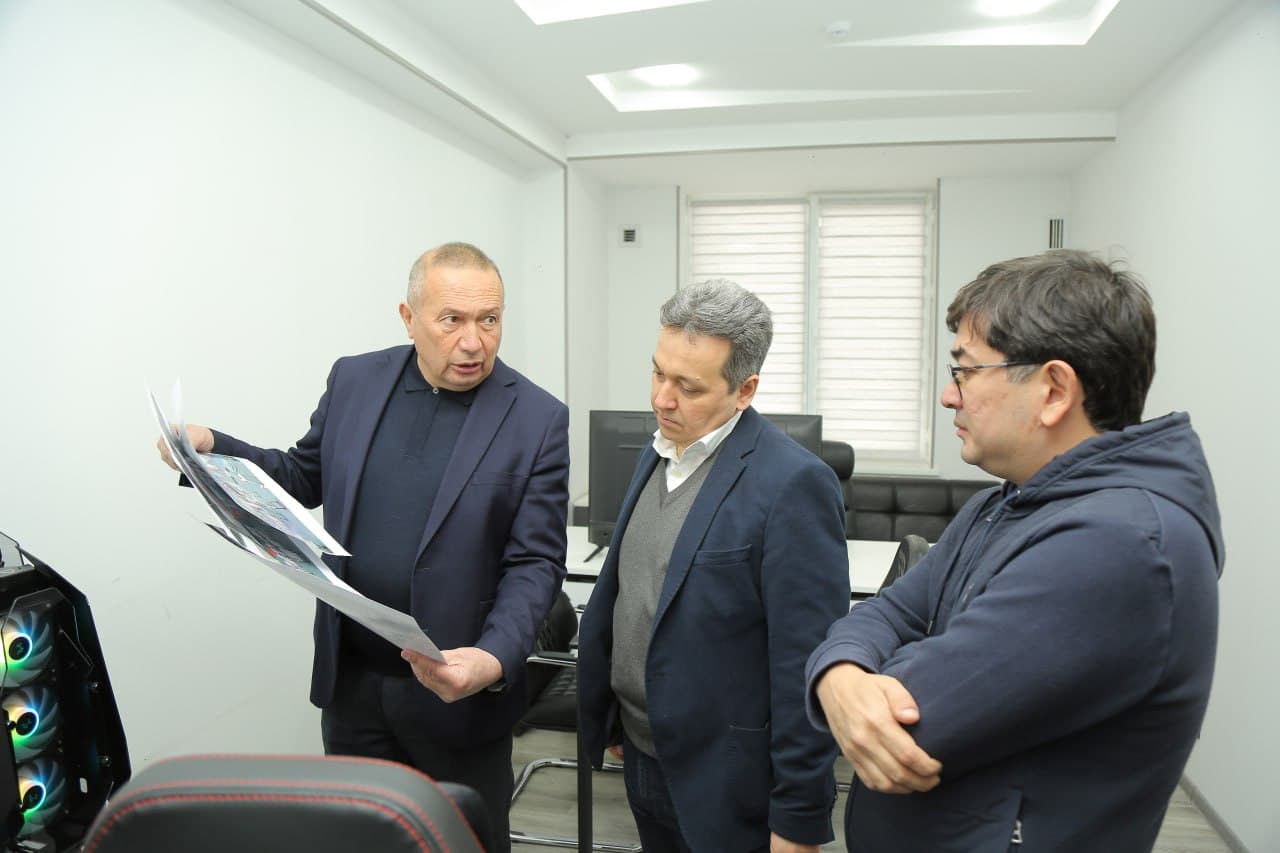 Raqamli texnologiyalar vaziri Jizzax shahrida tashkil etilayotgan “Kibersport arena” qurilish jarayoni bilan tanishdi