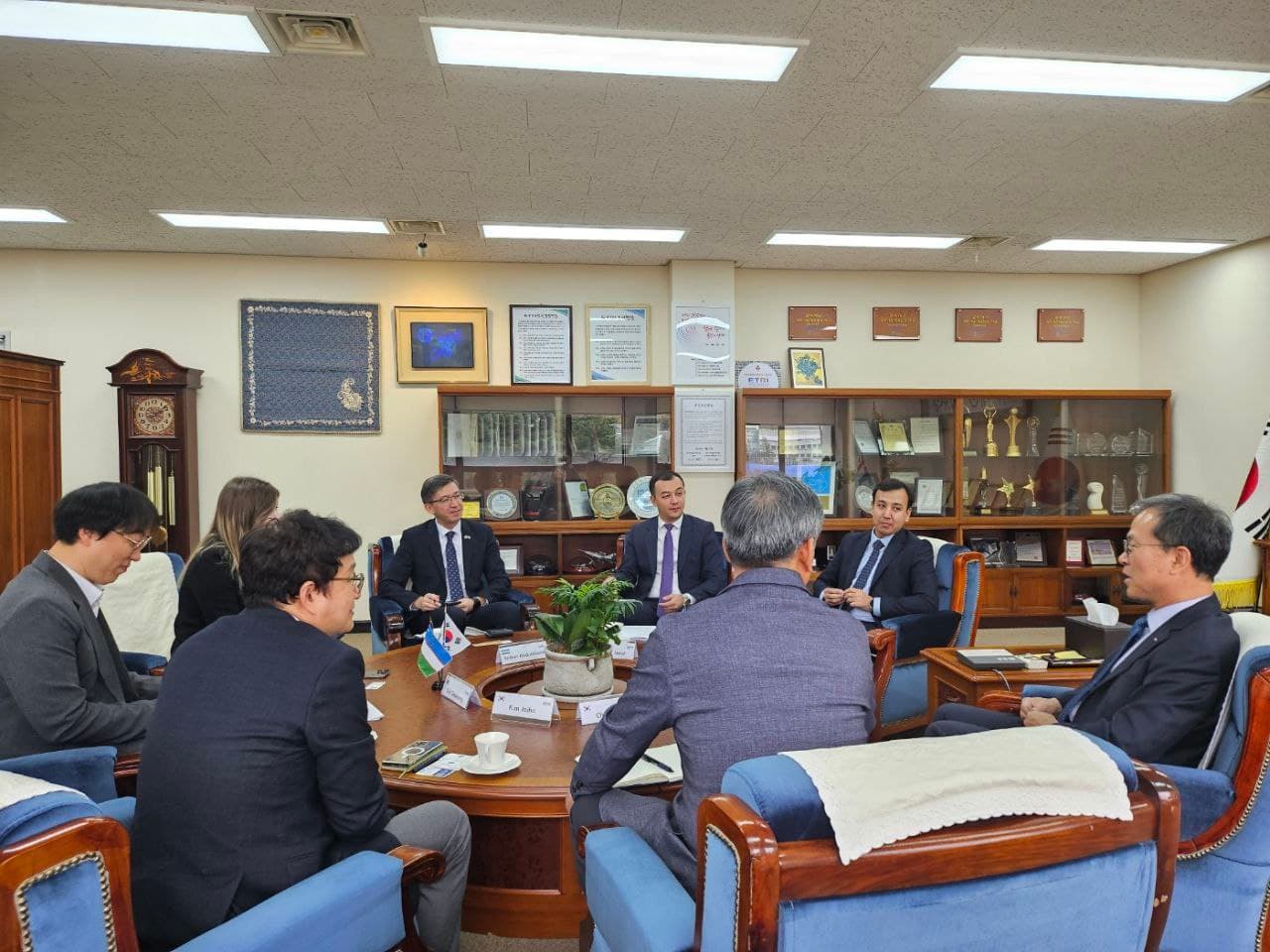 Vazirlik delegatsiyasi vakillari Koreya Respublikasida ETRI ilmiy-tadqiqot instituti prezidenti bilan uchrashdi