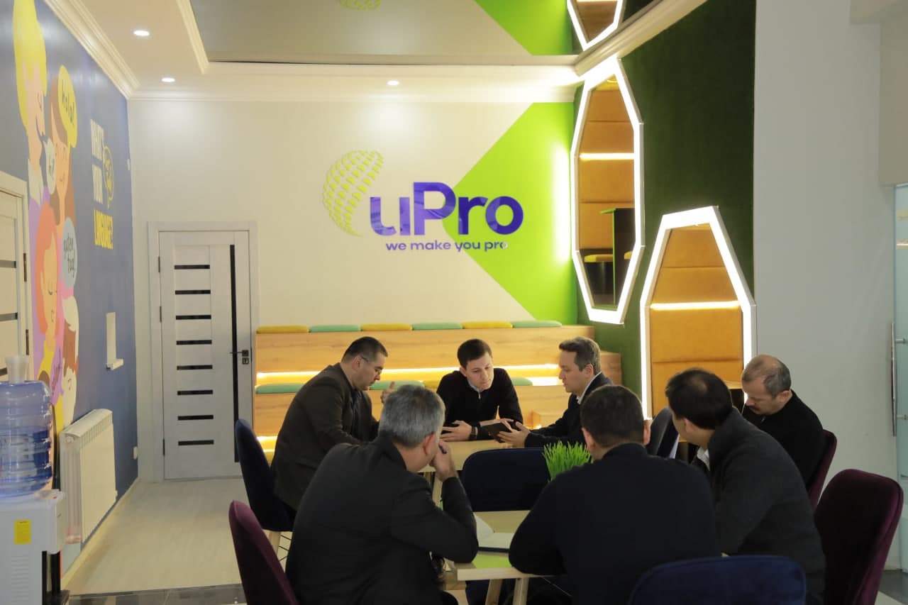 Vazir Urganch shahridagi “uPro” raqamli ta’lim va logistika markazi faoliyati bilan tanishdi