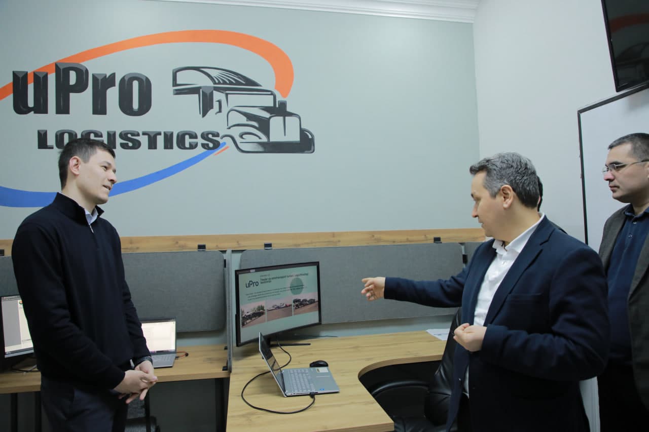 Vazir Urganch shahridagi “uPro” raqamli ta’lim va logistika markazi faoliyati bilan tanishdi