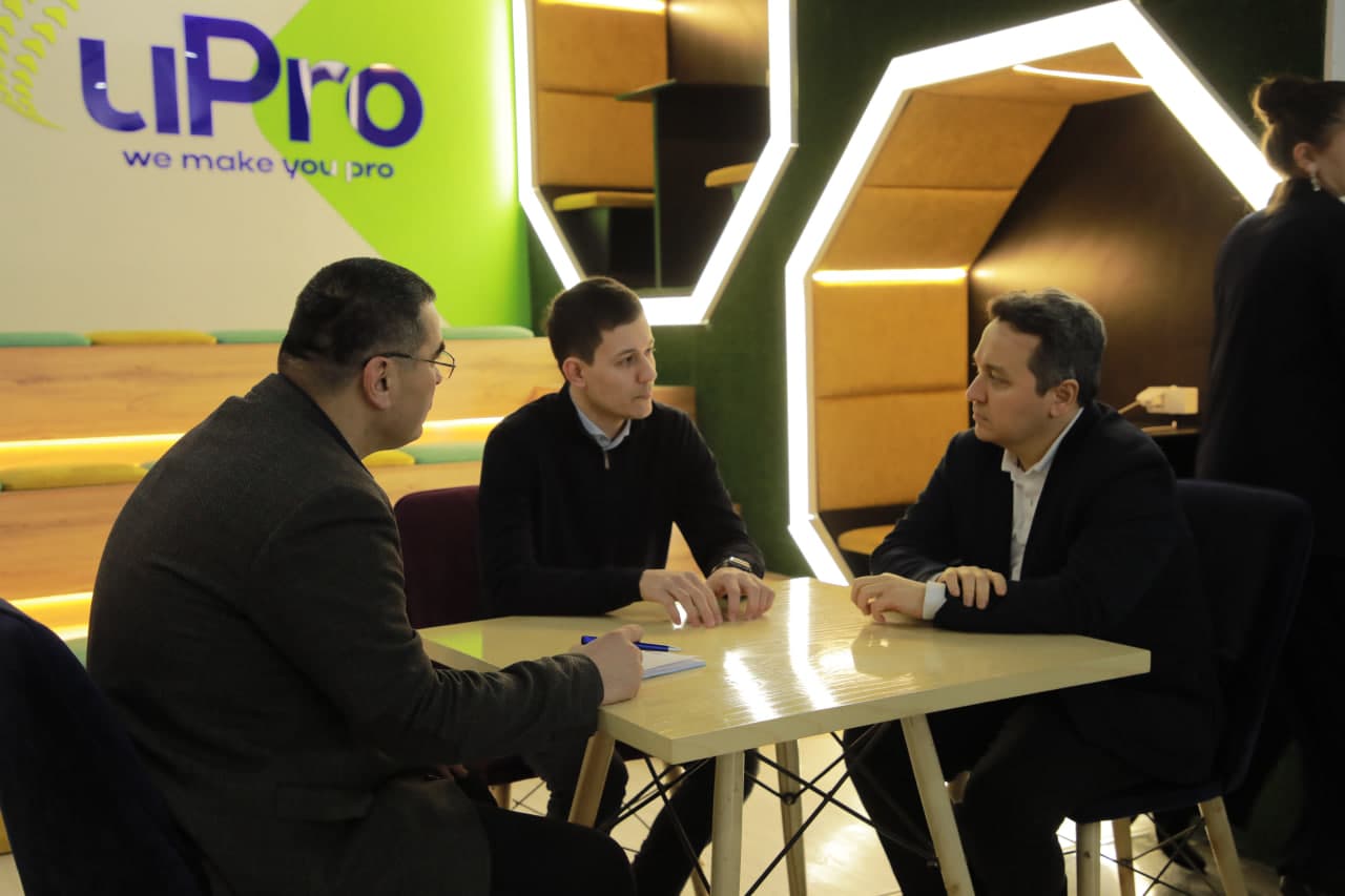 Vazir Urganch shahridagi “uPro” raqamli ta’lim va logistika markazi faoliyati bilan tanishdi