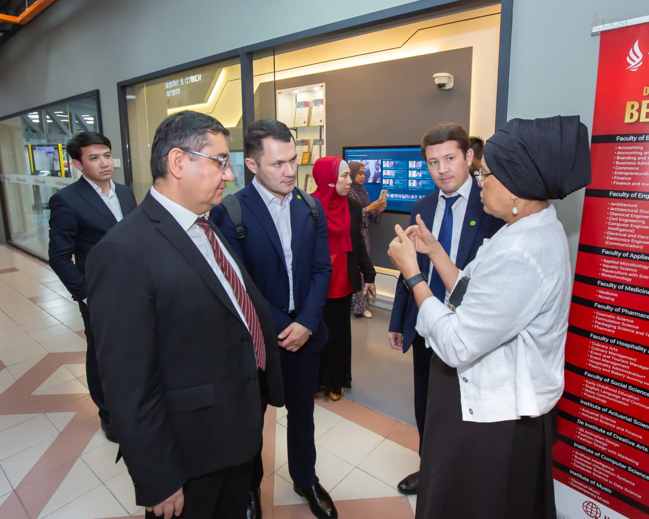 Vazirlik delagatsiyasi Malayziyada UCSI University asoschisi bilan hamkorlik istiqbollarini muhokama qildi hamda vatandoshlar bilan uchrashuv o‘tkazdi