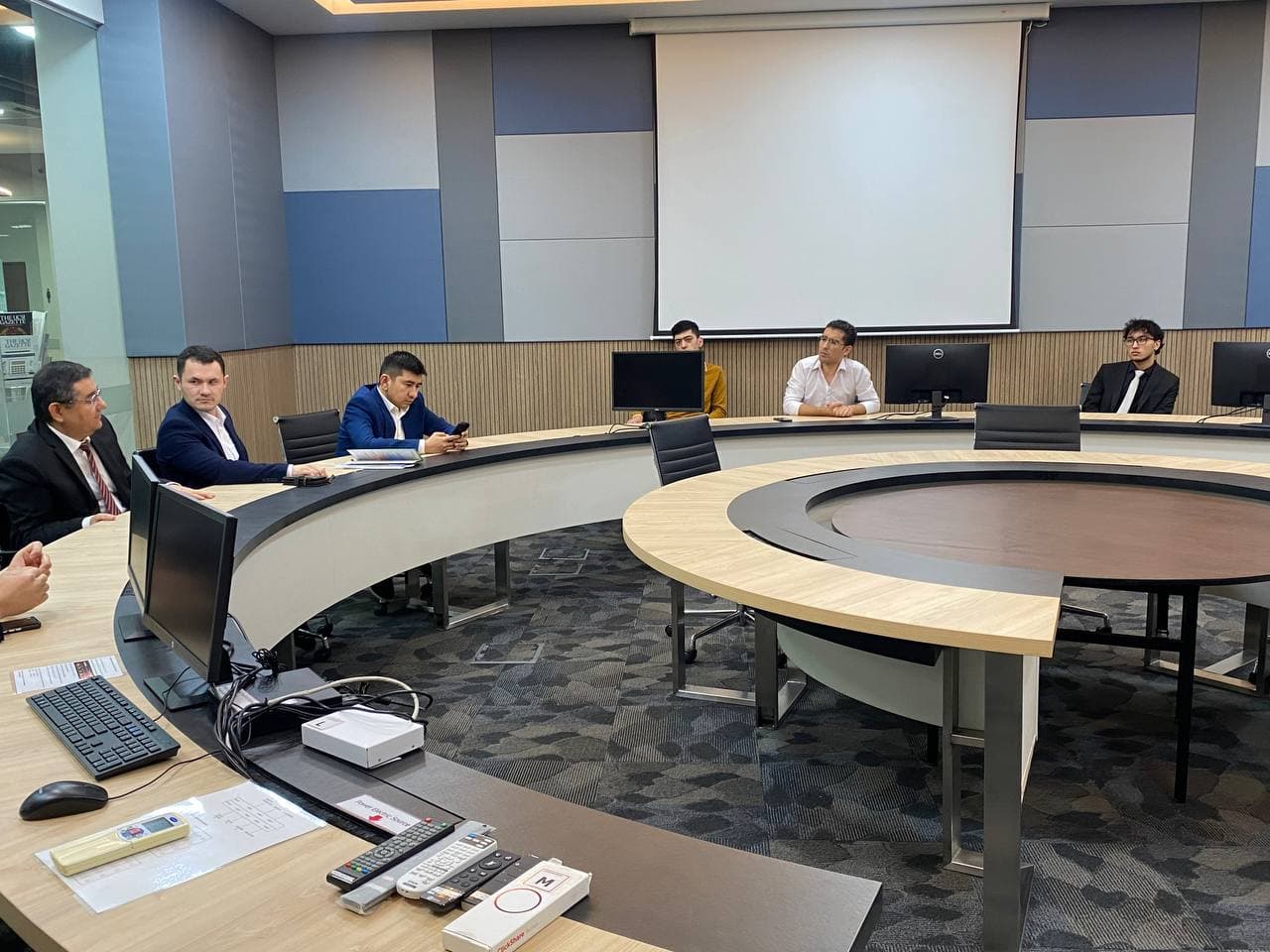 Vazirlik delagatsiyasi Malayziyada UCSI University asoschisi bilan hamkorlik istiqbollarini muhokama qildi hamda vatandoshlar bilan uchrashuv o‘tkazdi