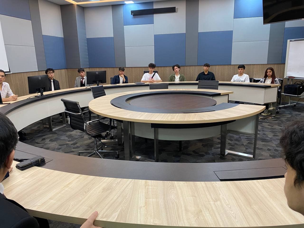 Vazirlik delagatsiyasi Malayziyada UCSI University asoschisi bilan hamkorlik istiqbollarini muhokama qildi hamda vatandoshlar bilan uchrashuv o‘tkazdi