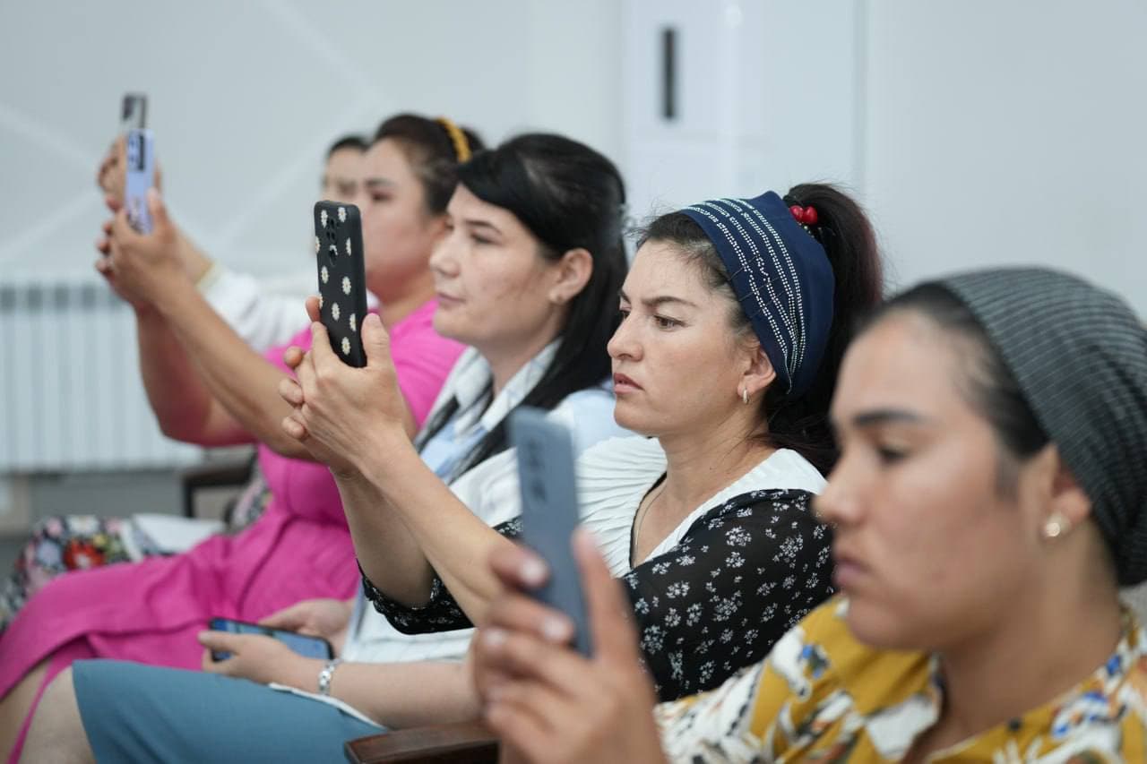 IT sohasida xotin-qizlarning rolini oshirish maqsadida Oqqo‘rg‘on tumanida “Gap” ayollar IT-klubining navbatdagi uchrashuvi tashkil etildi