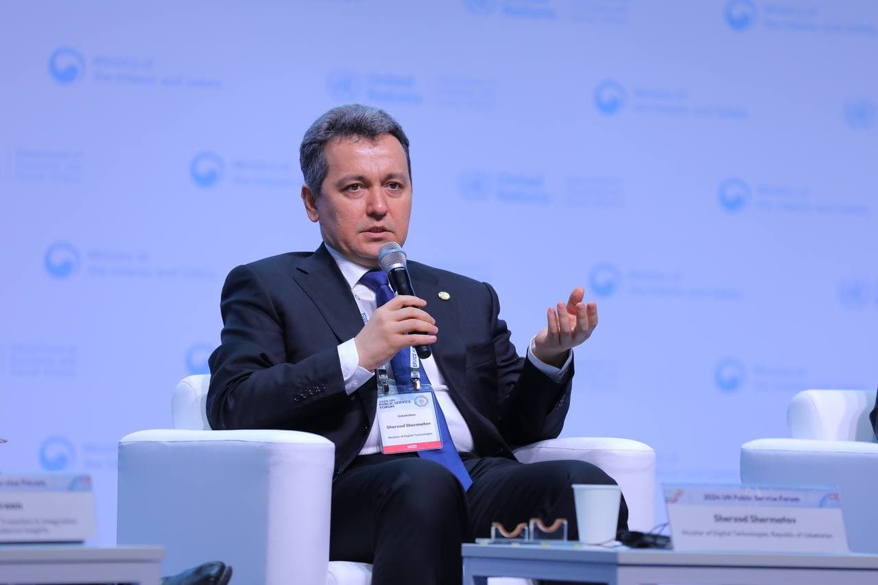 Vazir panel sessiyasida hukumatni raqamli transformatsiya qilish borasida amalga oshirilayotgan ishlar, O‘zbekistonda sun’iy intellektning muhimligi borasida fikrlari bilan o‘rtoqlashdi