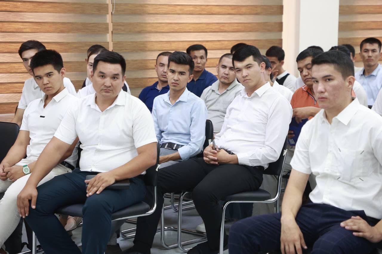 Raqamli texnologiyalar vaziri Qoraqalpog‘iston Respublikasidagi IT kompaniyalar va frilanserlar bilan ochiq muloqot o‘tkazdi