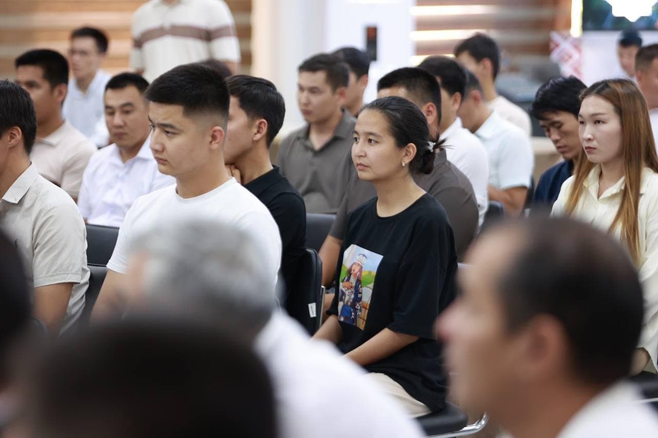 Raqamli texnologiyalar vaziri Qoraqalpog‘iston Respublikasidagi IT kompaniyalar va frilanserlar bilan ochiq muloqot o‘tkazdi