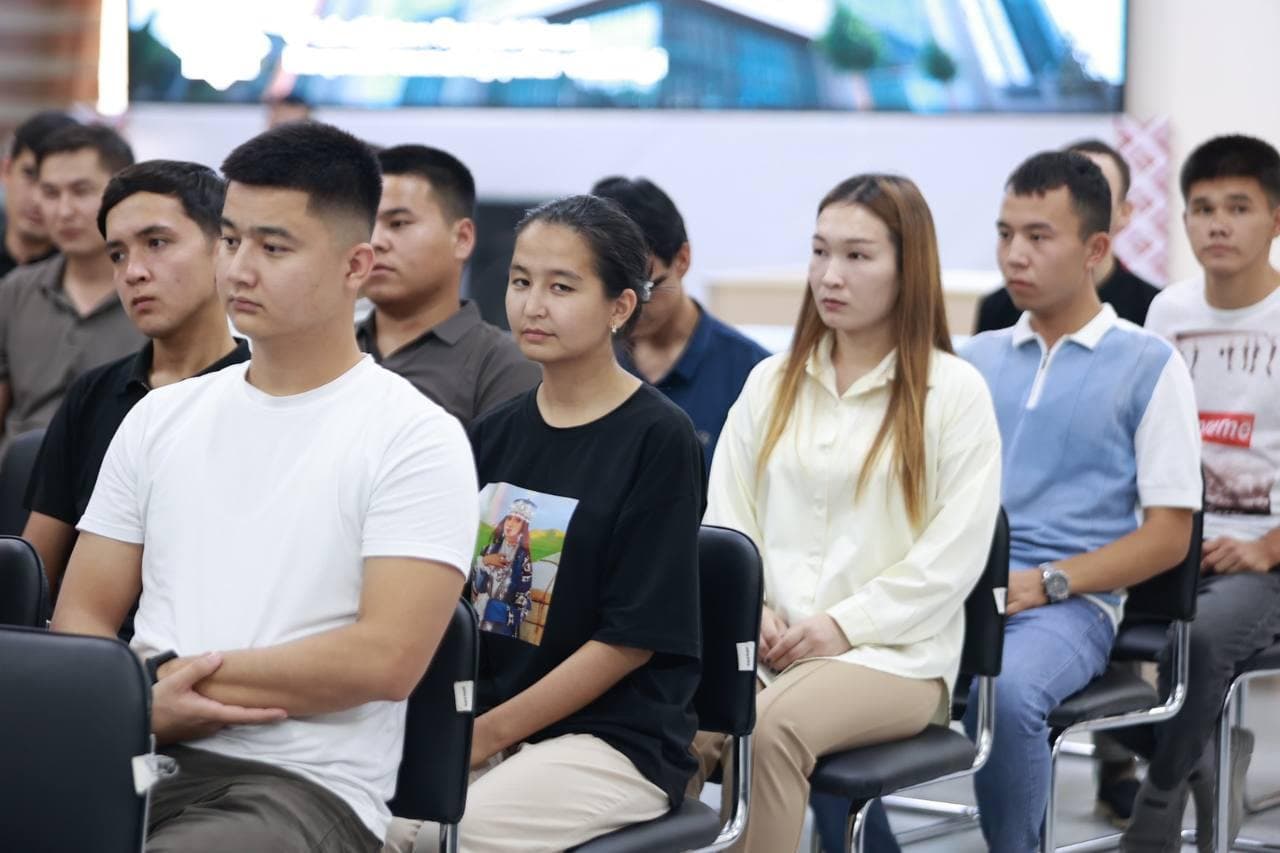 Raqamli texnologiyalar vaziri Qoraqalpog‘iston Respublikasidagi IT kompaniyalar va frilanserlar bilan ochiq muloqot o‘tkazdi