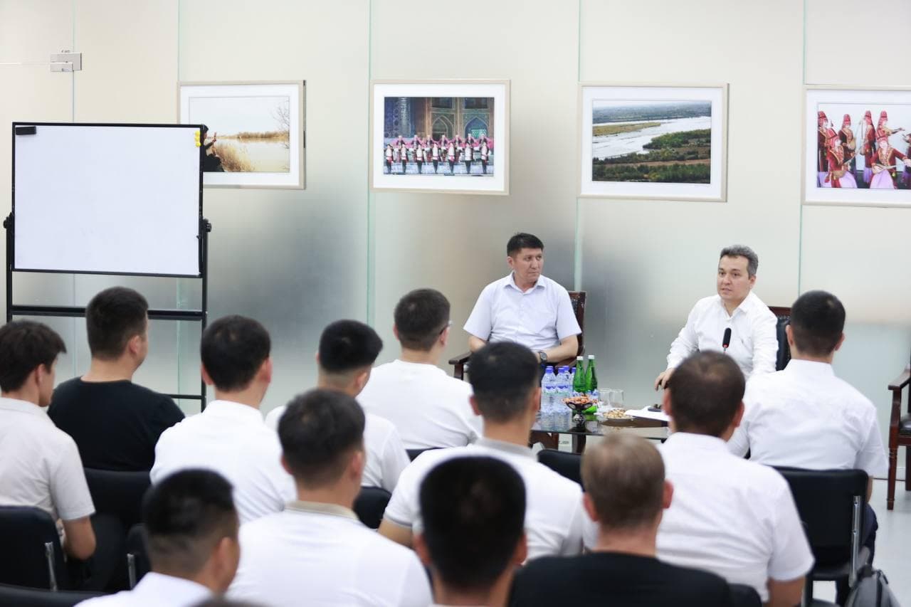 Raqamli texnologiyalar vaziri Qoraqalpog‘iston Respublikasidagi IT kompaniyalar va frilanserlar bilan ochiq muloqot o‘tkazdi