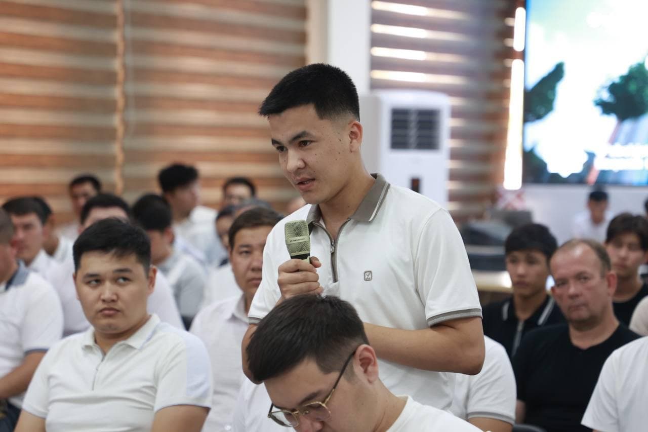 Raqamli texnologiyalar vaziri Qoraqalpog‘iston Respublikasidagi IT kompaniyalar va frilanserlar bilan ochiq muloqot o‘tkazdi