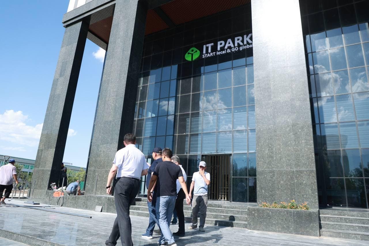 Poytaxtdan tashqarida qurilayotgan eng katta IT Park binosini sifatli va tezroq yakunlash masalalari o‘rganildi