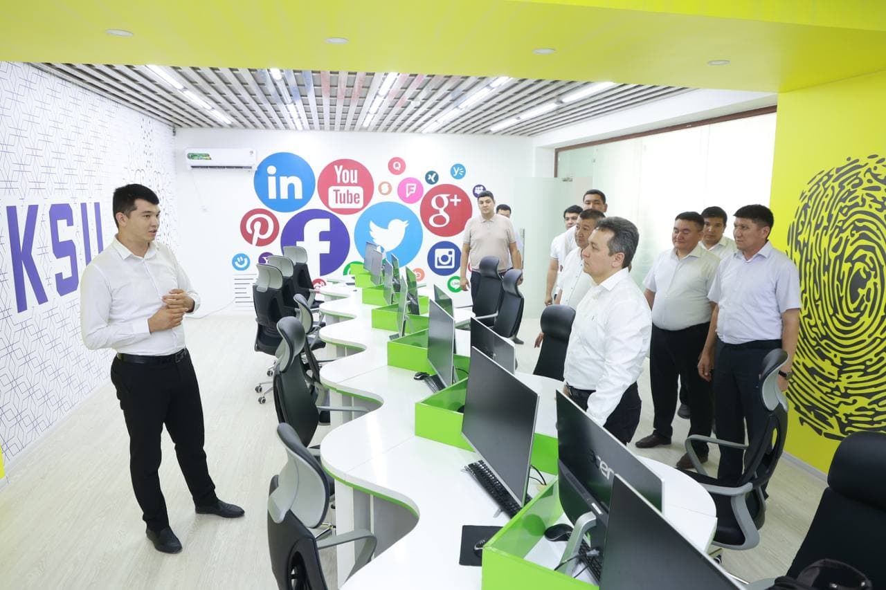 Vazir Nukus shahridagi “Karsu soft” o‘quv markazi faoliyati bilan tanishib, uni yanada rivojlantirish bo‘yicha o‘z tavsiyalarini berdi