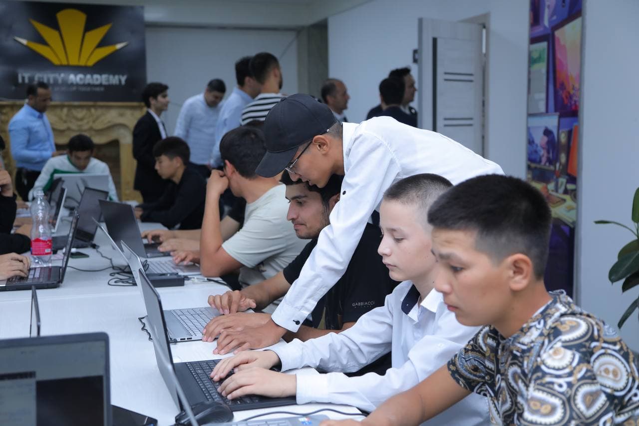 Vazir “IT City Academy” markaziga tashrif buyurib, uning kelgusidagi rejalari bilan tanishdi
