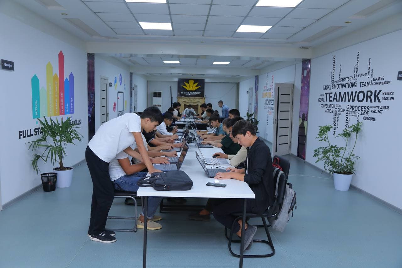 Vazir “IT City Academy” markaziga tashrif buyurib, uning kelgusidagi rejalari bilan tanishdi