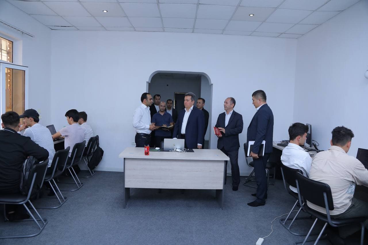 Vazir “IT City Academy” markaziga tashrif buyurib, uning kelgusidagi rejalari bilan tanishdi