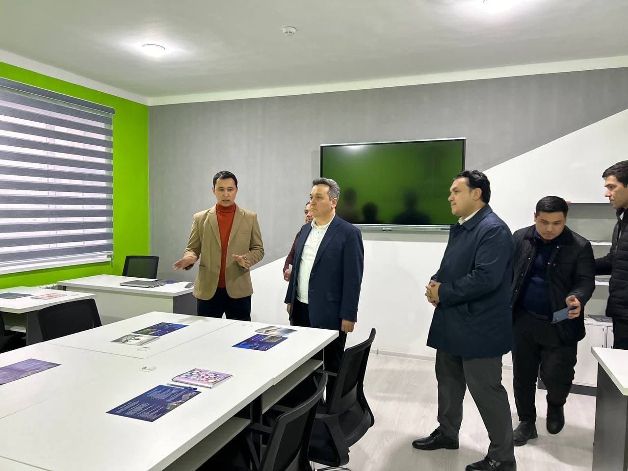 Vazir Sirdaryodagi “IT-shaharcha”da yoshlarning taʼlim olishlari uchun yaratilgan sharoitlar bilan tanishdi