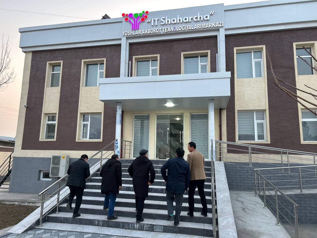 Vazir Sirdaryodagi “IT-shaharcha”da yoshlarning taʼlim olishlari uchun yaratilgan sharoitlar bilan tanishdi