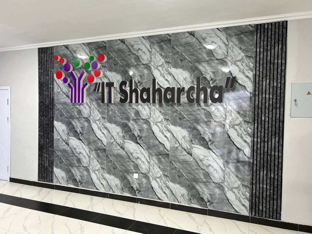 Vazir Sirdaryodagi “IT-shaharcha”da yoshlarning taʼlim olishlari uchun yaratilgan sharoitlar bilan tanishdi