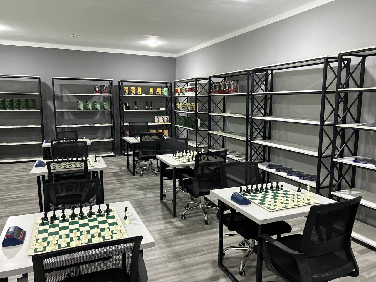 Vazir Sirdaryodagi “IT-shaharcha”da yoshlarning taʼlim olishlari uchun yaratilgan sharoitlar bilan tanishdi