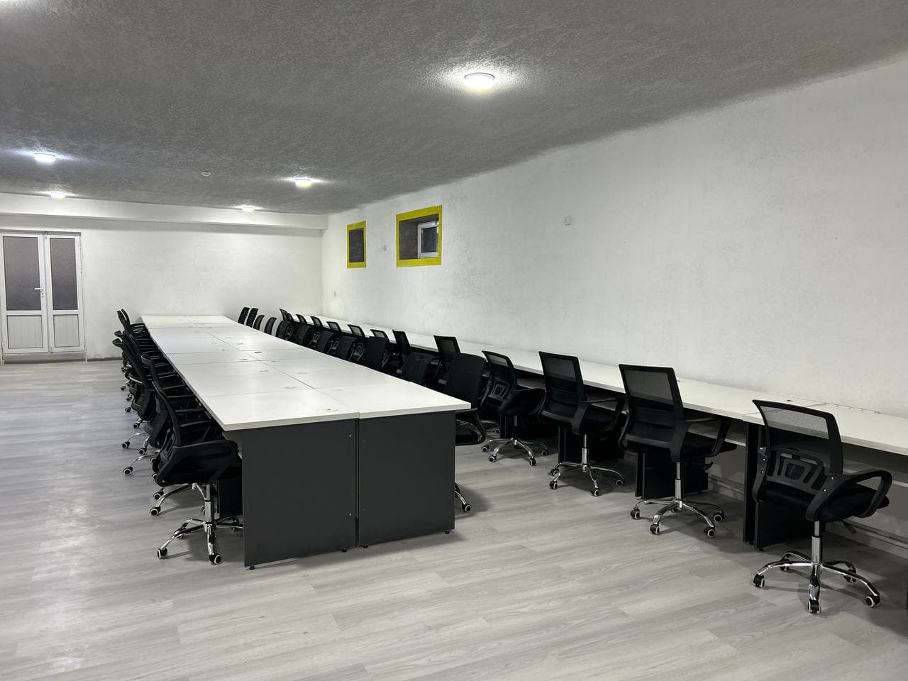 Vazir Sirdaryodagi “IT-shaharcha”da yoshlarning taʼlim olishlari uchun yaratilgan sharoitlar bilan tanishdi