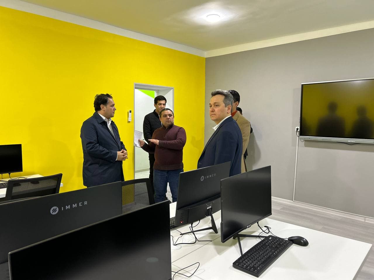 Vazir Sirdaryodagi “IT-shaharcha”da yoshlarning taʼlim olishlari uchun yaratilgan sharoitlar bilan tanishdi