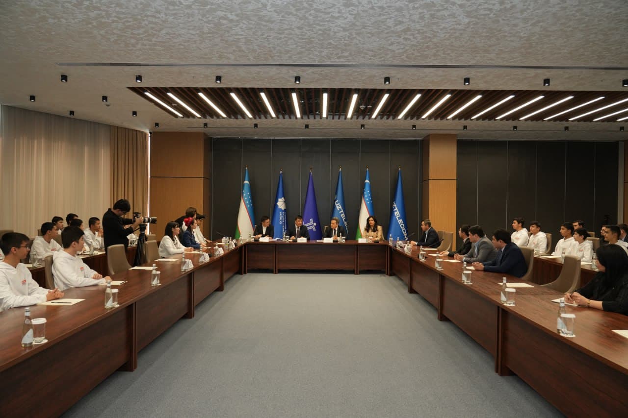 Xalqaro informatika olimpiadasiga tayyorgarlik to'g'risida tashkil etilgan o‘quv mashg‘ulotlari ishtirokchilari va Zulfiya nomidagi Davlat mukofotining 2025-yilgi sovrindorlari bilan uchrashuv o‘tkazildi