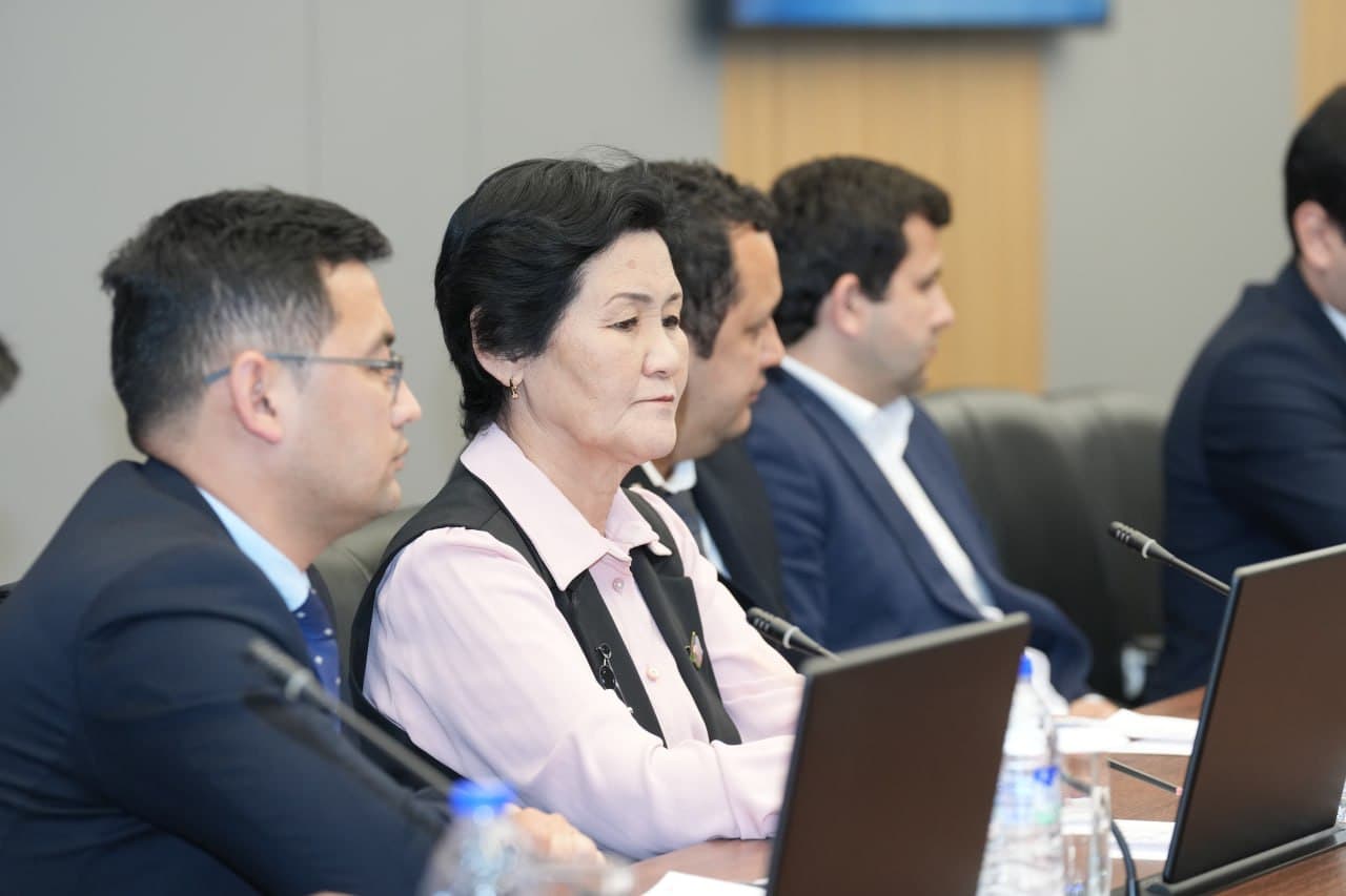 Sun’iy intellektni qo‘llash orqali yuzaga keladigan munosabatlarni huquqiy tartibga solishning dolzarb masalalari muhokama qilindi