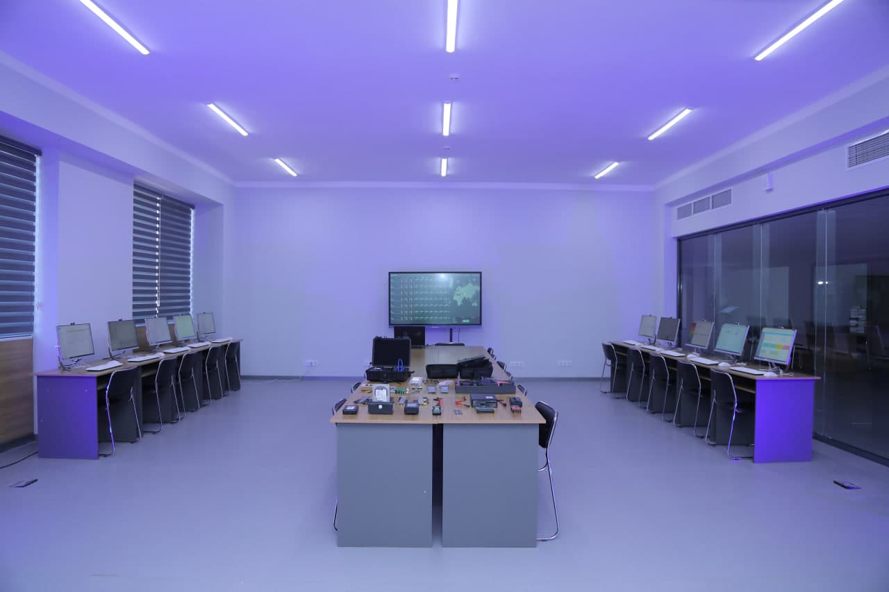 Bitiruvchi yoshlar uchun imkoniyatlar eshigini ochayotgan kelajak kadrlarini tayyorlaydigan "Cyber University" davlat universitetida Ochiq eshiklar kuni bo‘lib o‘tdi