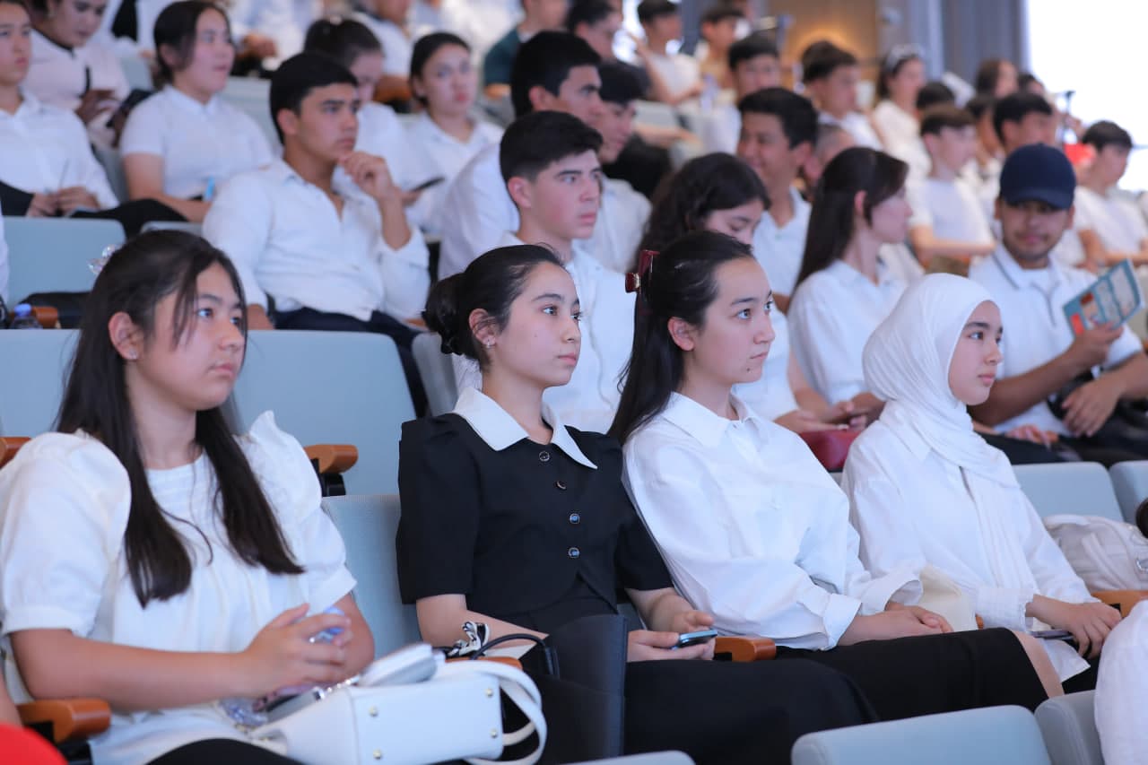 Bitiruvchi yoshlar uchun imkoniyatlar eshigini ochayotgan kelajak kadrlarini tayyorlaydigan "Cyber University" davlat universitetida Ochiq eshiklar kuni bo‘lib o‘tdi