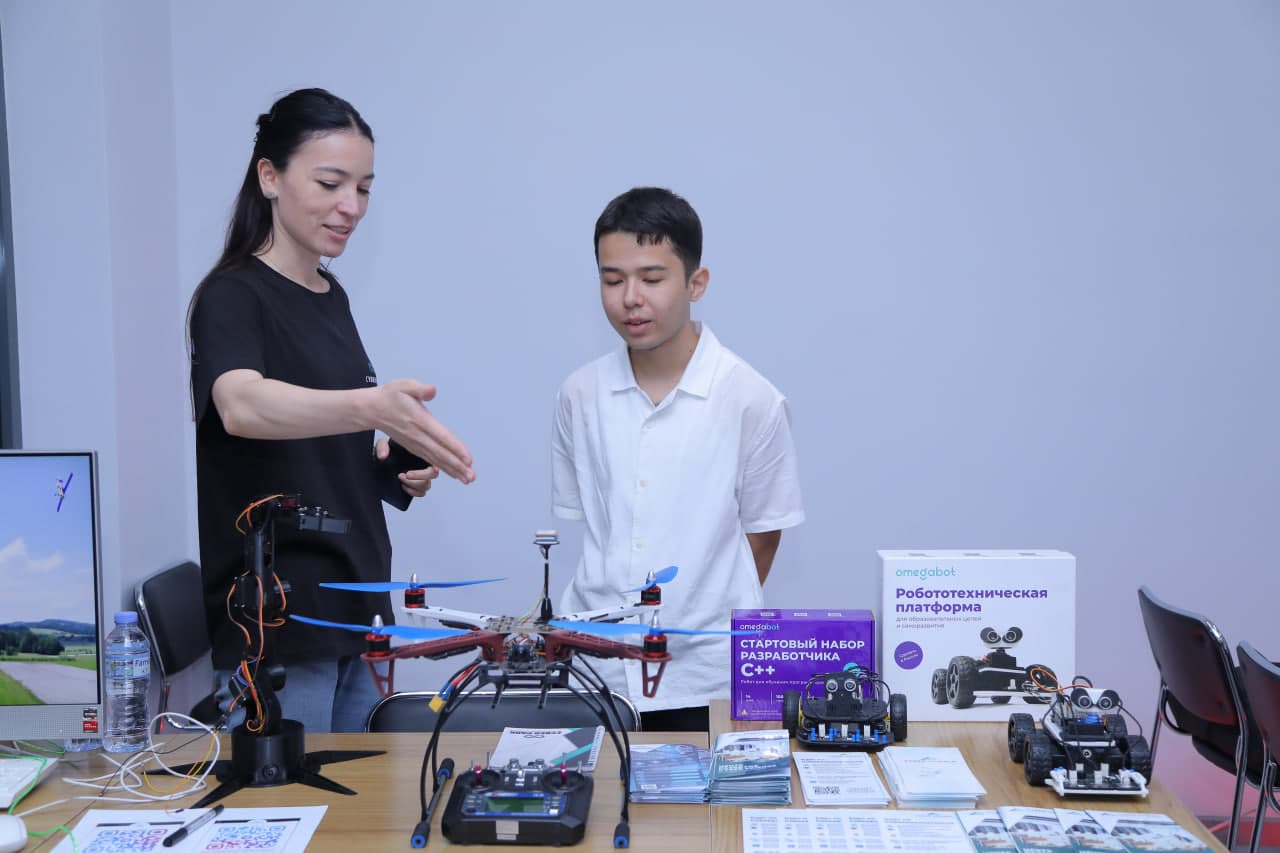 Bitiruvchi yoshlar uchun imkoniyatlar eshigini ochayotgan kelajak kadrlarini tayyorlaydigan "Cyber University" davlat universitetida Ochiq eshiklar kuni bo‘lib o‘tdi