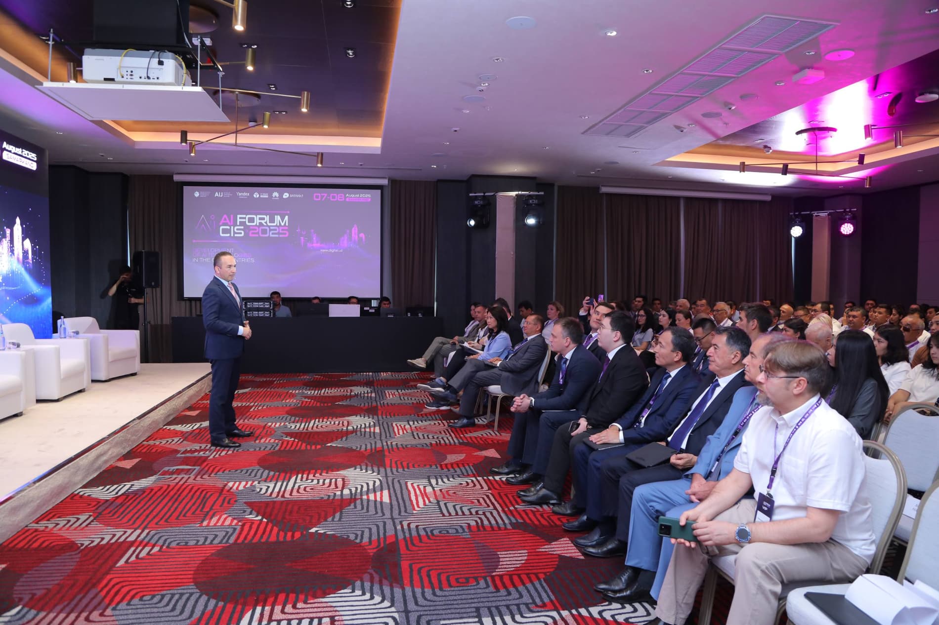 Samarqanddagi sun’iy intellekt bo‘yicha xalqaro forumda muhim sessiyalar bo‘lib o‘tmoqda