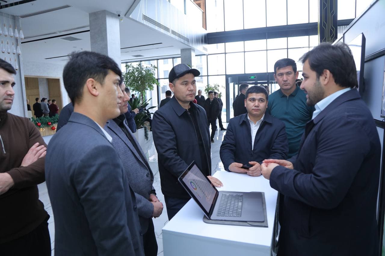 Davlat boshqaruvida sun’iy intellekt texnologiyalarini joriy etish bo‘yicha o‘quv kursi yakunlanib, ishtirokchilar bilan ochiq muloqot bo‘lib o‘tdi