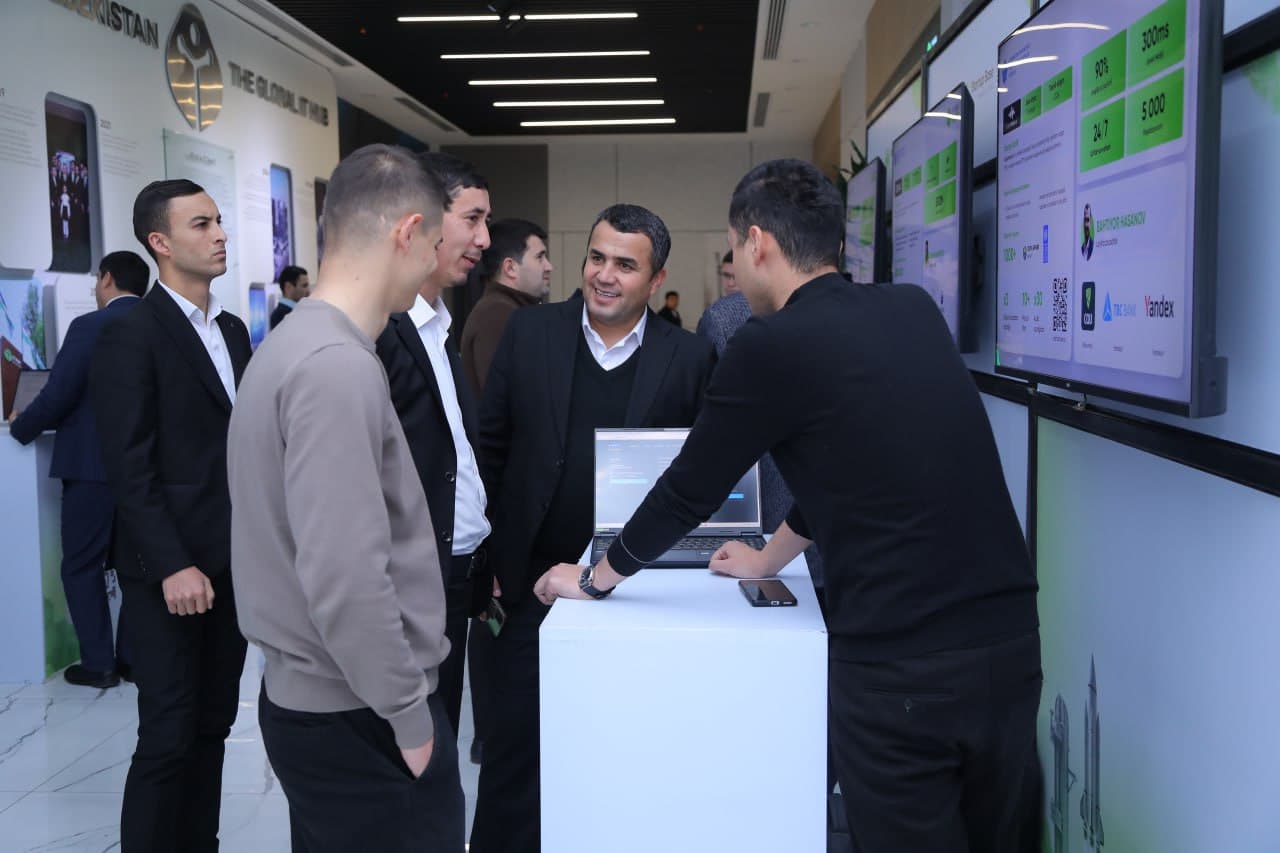 Davlat boshqaruvida sun’iy intellekt texnologiyalarini joriy etish bo‘yicha o‘quv kursi yakunlanib, ishtirokchilar bilan ochiq muloqot bo‘lib o‘tdi