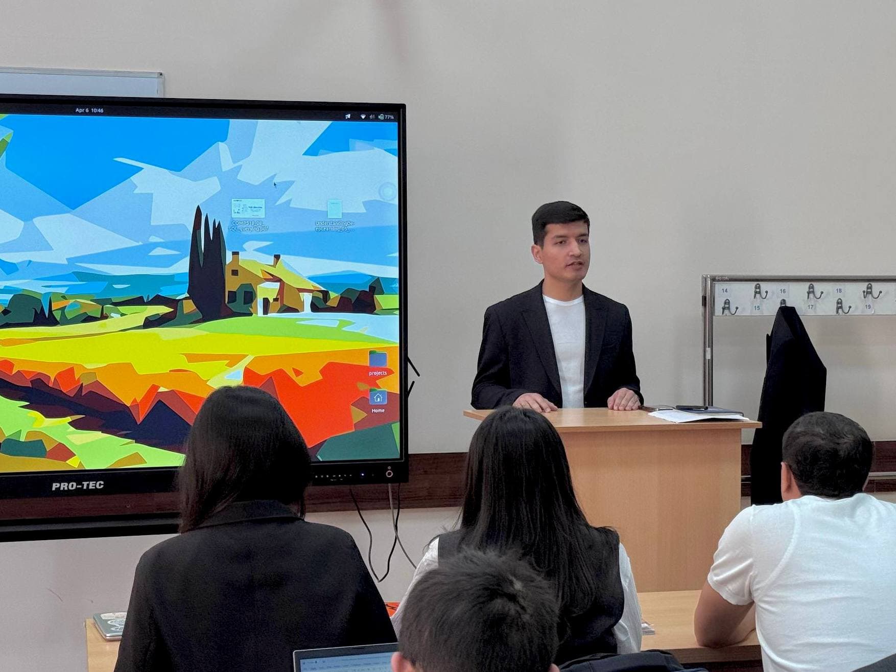 Raqamli texnologiyalar vazirligi huzuridagi Sun'iy intellekt va raqamli iqtisodiyotni rivojlantirish markazi mutaxassislari tomonidan Toshkent davlat yuridik universiteti talabalari uchun sun’iy intellektdan ta’lim va ish faoliyatida samarali foydalanish