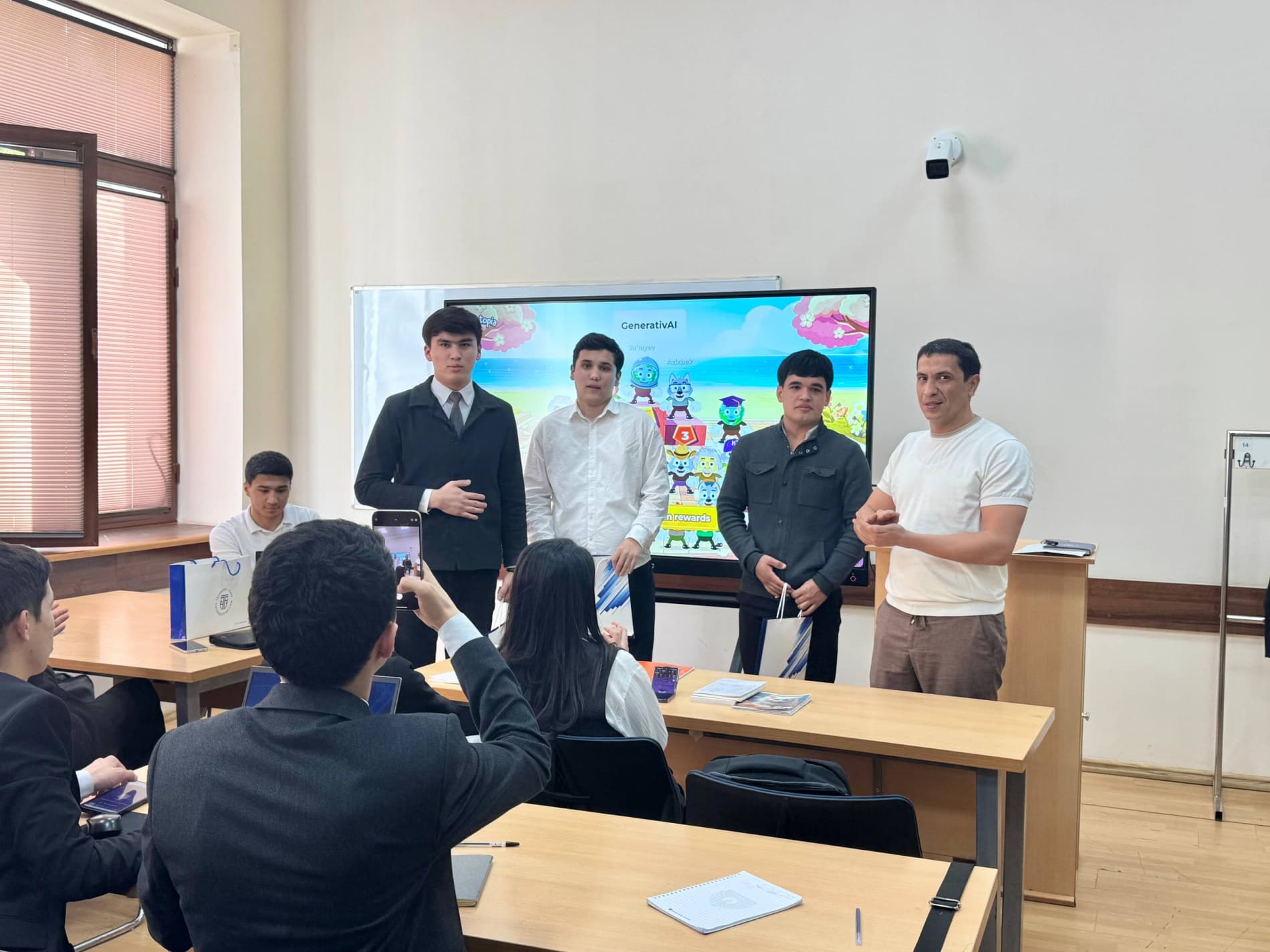 Raqamli texnologiyalar vazirligi huzuridagi Sun'iy intellekt va raqamli iqtisodiyotni rivojlantirish markazi mutaxassislari tomonidan Toshkent davlat yuridik universiteti talabalari uchun sun’iy intellektdan ta’lim va ish faoliyatida samarali foydalanish