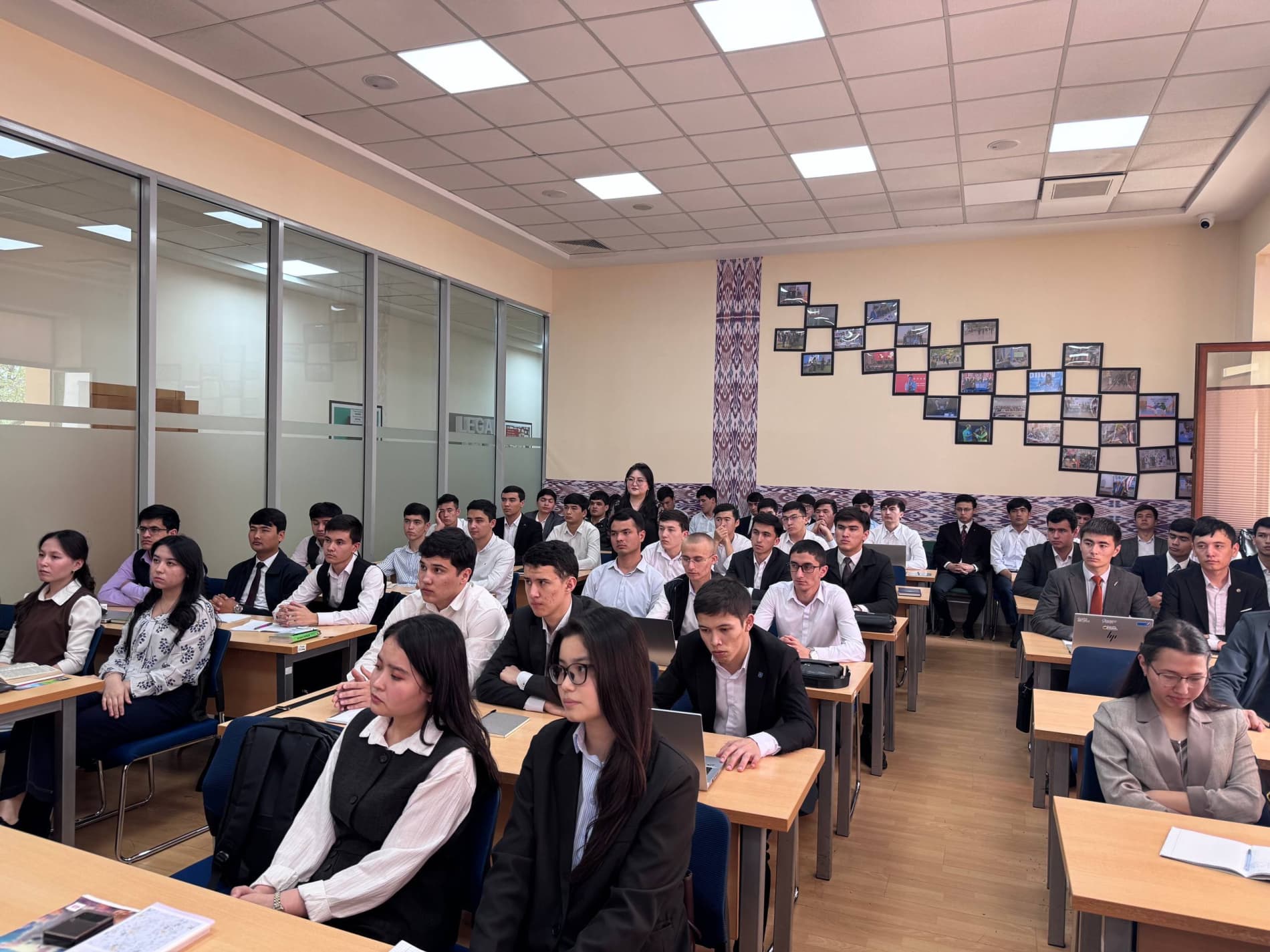 Raqamli texnologiyalar vazirligi huzuridagi Sun'iy intellekt va raqamli iqtisodiyotni rivojlantirish markazi mutaxassislari tomonidan Toshkent davlat yuridik universiteti talabalari uchun sun’iy intellektdan ta’lim va ish faoliyatida samarali foydalanish