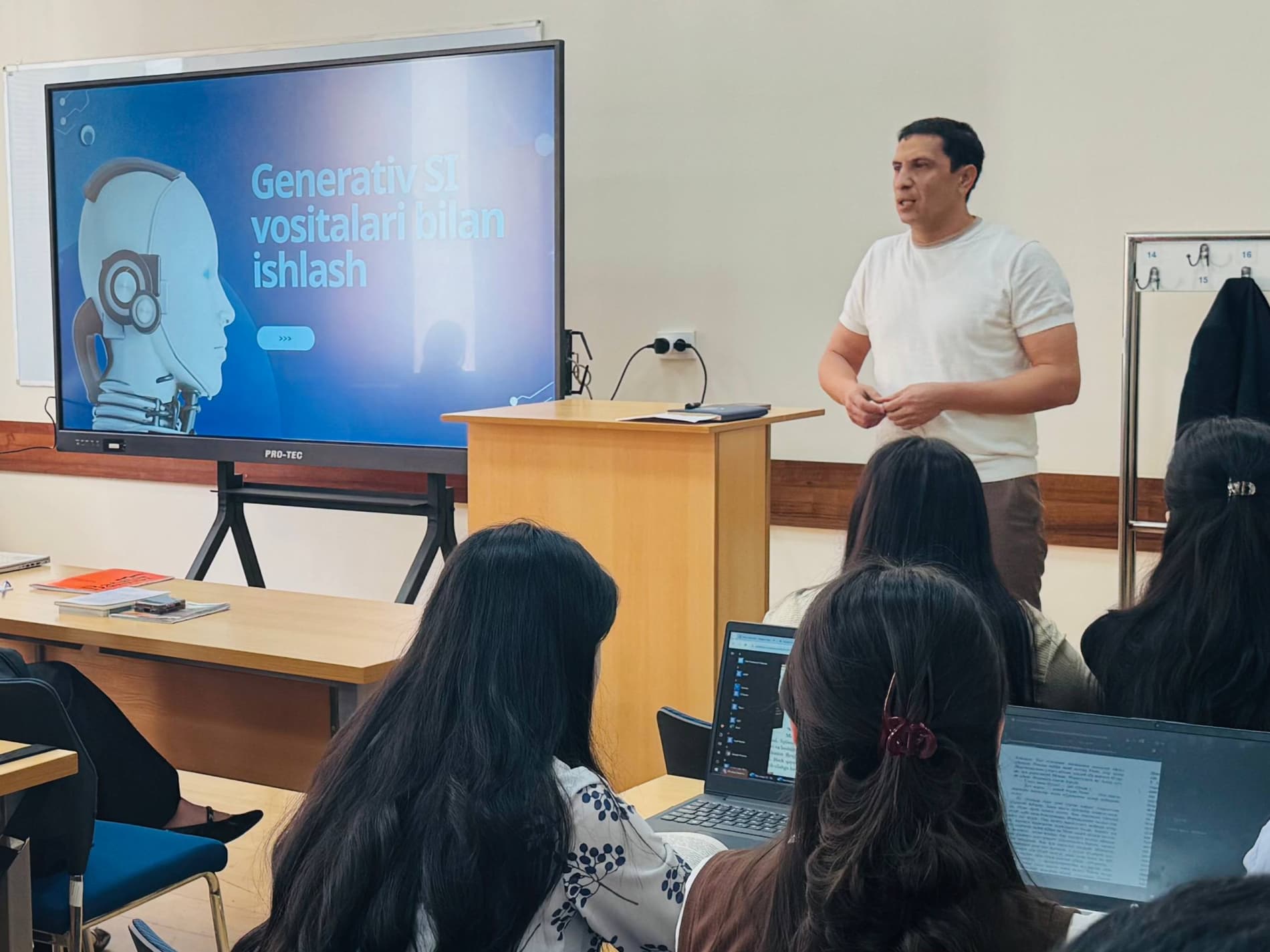 Raqamli texnologiyalar vazirligi huzuridagi Sun'iy intellekt va raqamli iqtisodiyotni rivojlantirish markazi mutaxassislari tomonidan Toshkent davlat yuridik universiteti talabalari uchun sun’iy intellektdan ta’lim va ish faoliyatida samarali foydalanish