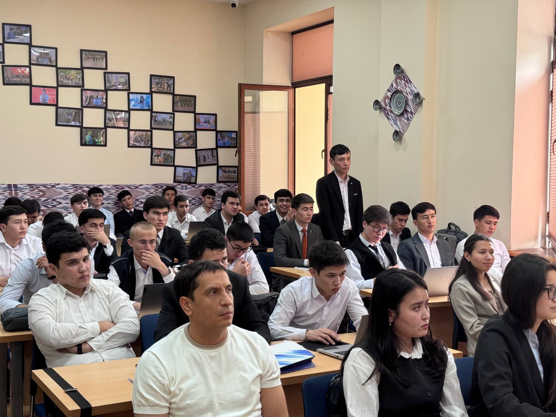 Raqamli texnologiyalar vazirligi huzuridagi Sun'iy intellekt va raqamli iqtisodiyotni rivojlantirish markazi mutaxassislari tomonidan Toshkent davlat yuridik universiteti talabalari uchun sun’iy intellektdan ta’lim va ish faoliyatida samarali foydalanish