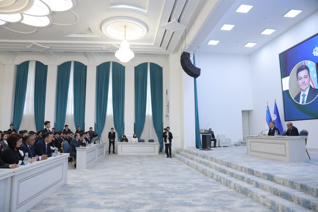 “Yoshlar kuni” doirasida vazir yoshlar bilan ochiq muloqot o‘tkazdi