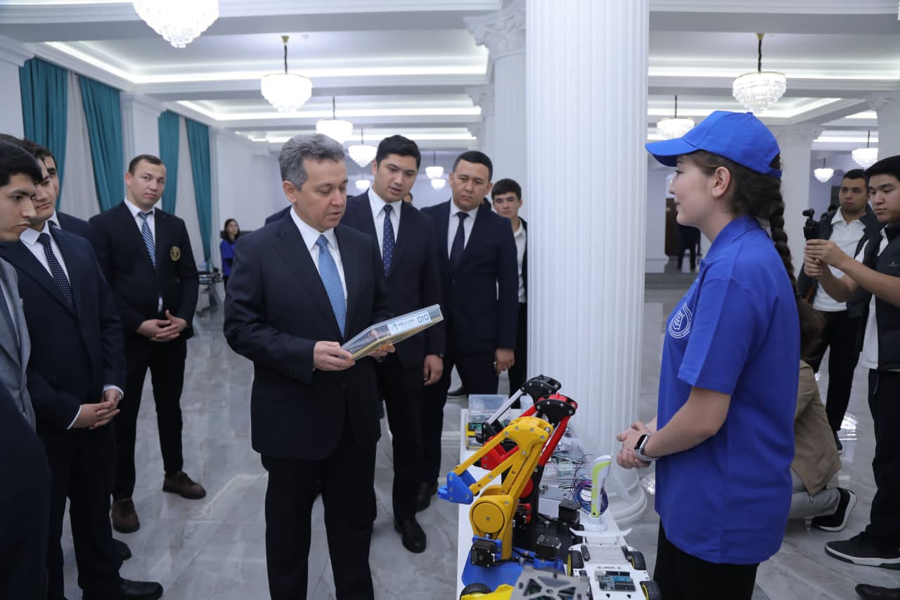 “Yoshlar kuni” doirasida vazir yoshlar bilan ochiq muloqot o‘tkazdi