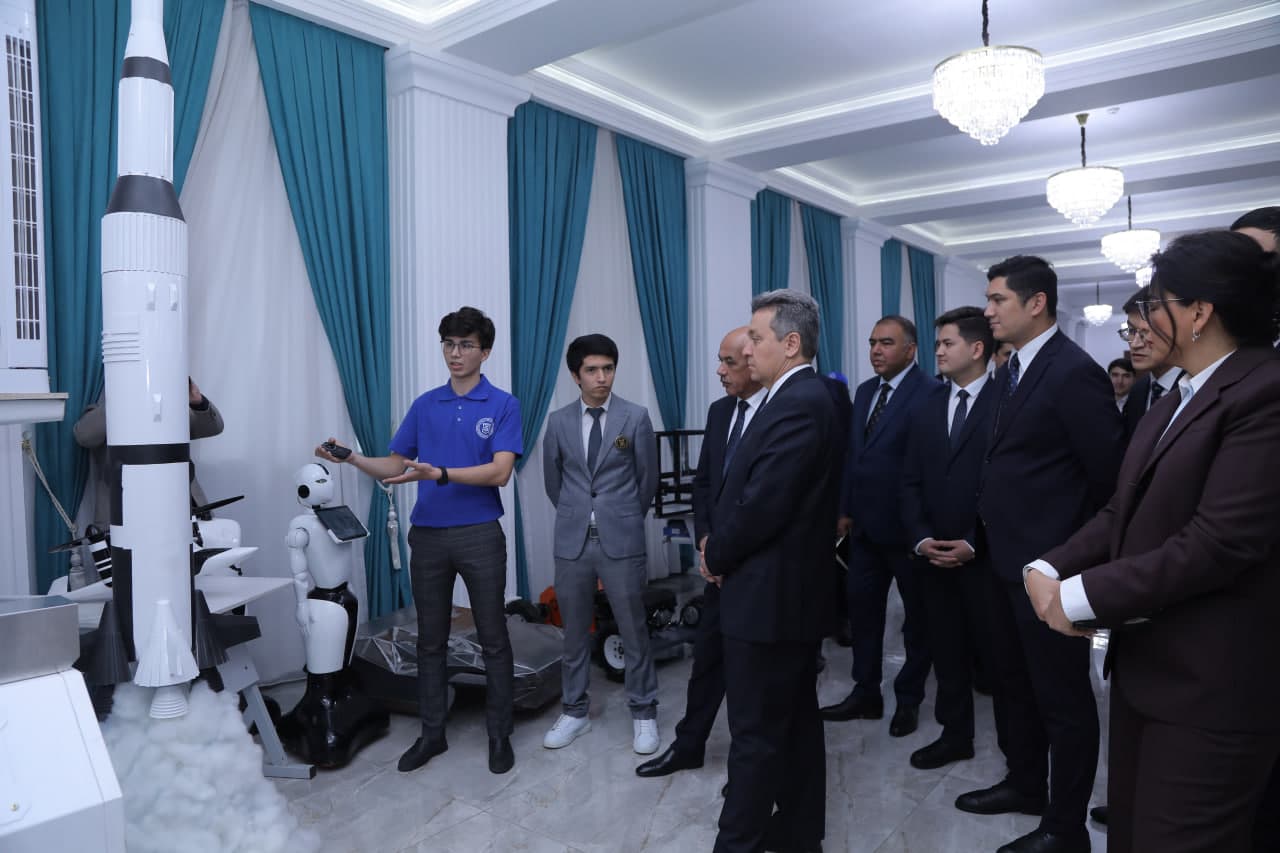 “Yoshlar kuni” doirasida vazir yoshlar bilan ochiq muloqot o‘tkazdi