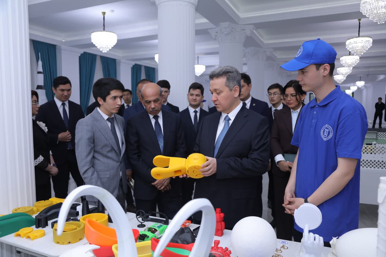 “Yoshlar kuni” doirasida vazir yoshlar bilan ochiq muloqot o‘tkazdi