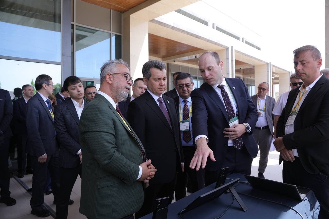O‘zbekistonda ilk bor Viasat sun’iy yo‘ldoshi orqali mobil aloqa qurilmasiga sun’iy yo‘ldosh xabarlarini uzatish bo‘yicha sinov namoyishi o‘tkazildi
