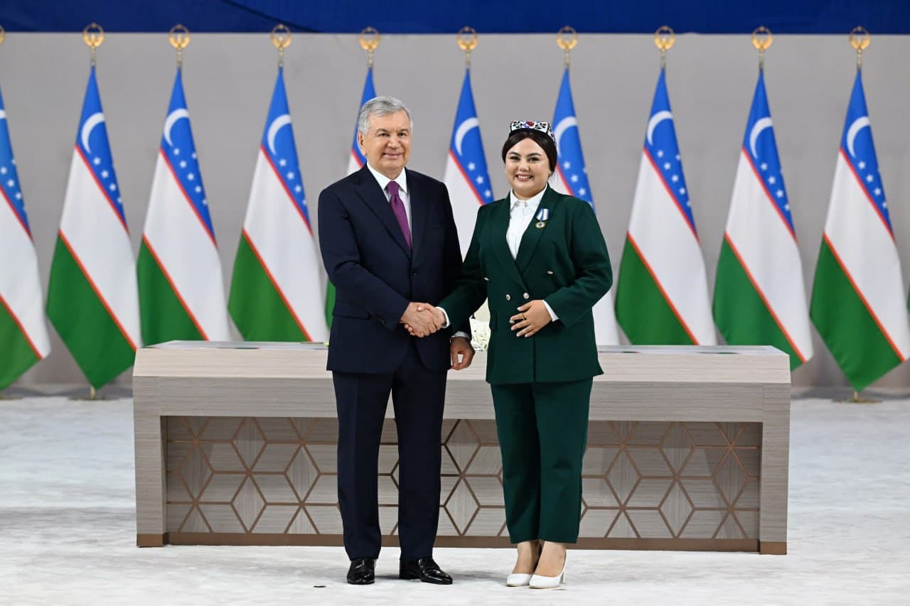 President presents state awards to outstanding young people