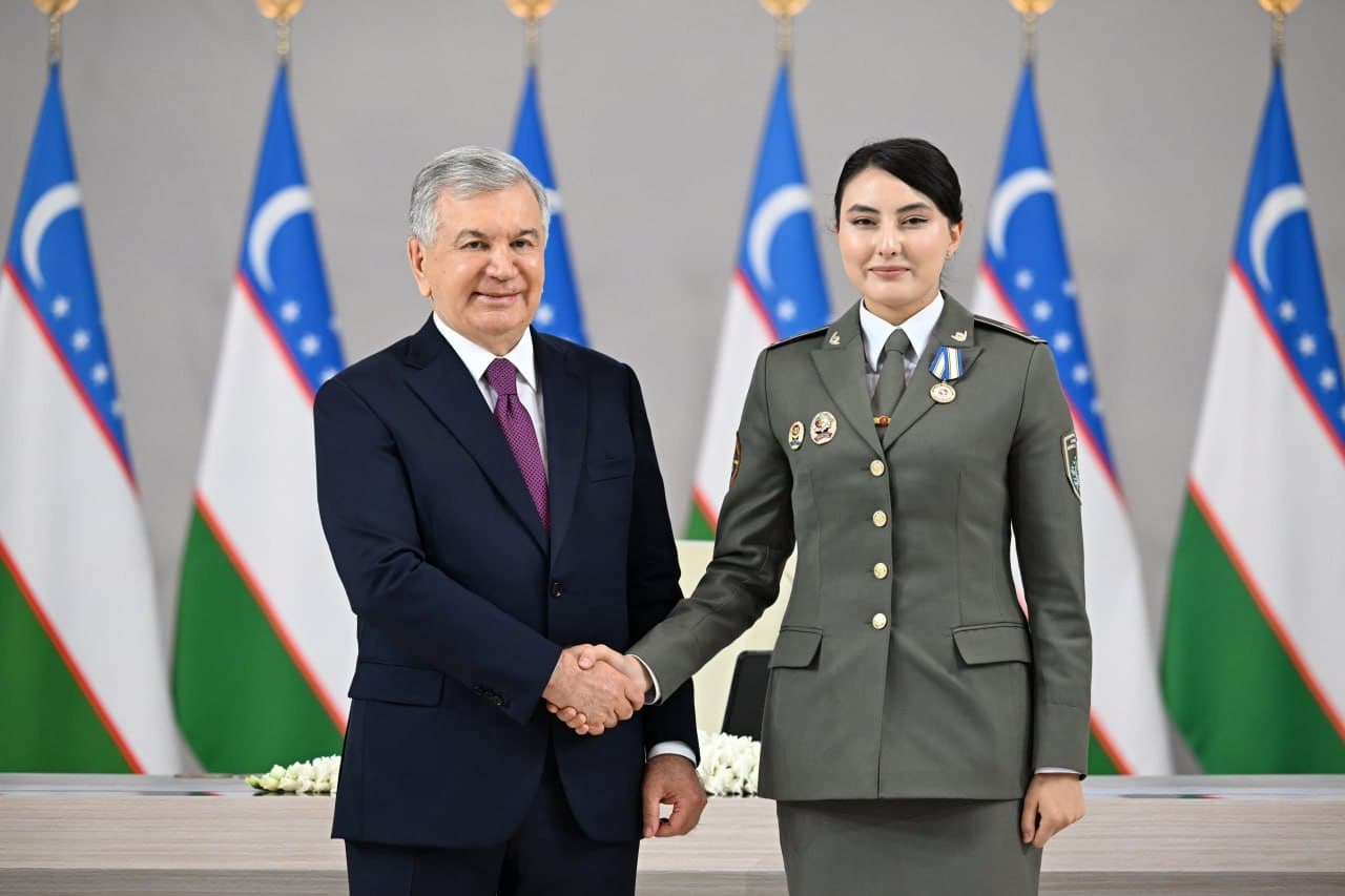 President presents state awards to outstanding young people